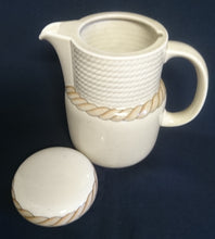 Lade das Bild in den Galerie-Viewer, 5er Set KAFFEEKANNE & MILCHKÄNNCHEN & ZUCKERDOSE + DECKEL "Corda Avana" - Porzellan, Gedrehtes Seil Zopf Strick Relief Motiv Dekor