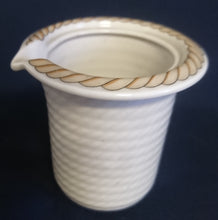 Lade das Bild in den Galerie-Viewer, 3er Set MILCHKÄNNCHEN & ZUCKERDOSE + DECKEL "Corda Avana" - Porzellan, Gedrehtes Seil Zopf Strick Relief Motiv Dekor