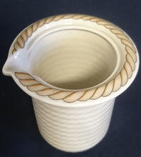 Lade das Bild in den Galerie-Viewer, 3er Set MILCHKÄNNCHEN & ZUCKERDOSE + DECKEL "Corda Avana" - Porzellan, Gedrehtes Seil Zopf Strick Relief Motiv Dekor