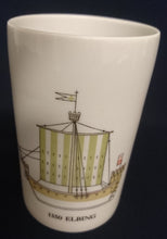 Lade das Bild in den Galerie-Viewer, GETRÄNKEBECHER "Segelschiffe" - Porzellan, Jahr 1350 Aufschrift Elbing Segelschiff Motiv Dekor (BC)