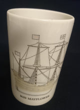 Lade das Bild in den Galerie-Viewer, GETRÄNKEBECHER "Segelschiffe" - Porzellan, Jahr 1620 Aufschrift Mayflower Segelschiff Motiv Dekor (BC)