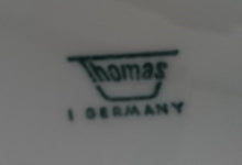 Lade das Bild in den Galerie-Viewer, KUCHEN- SERVIERTELLER - Porzellan, Geometrisches Abstraktes Wellen Zeichen Motiv Dekor (BC)