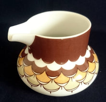 Lade das Bild in den Galerie-Viewer, 3er Set MILCHKÄNNCHEN & ZUCKERDOSE MIT DECKEL - Porzellan, Geometrisches Abstraktes Wellen Zeichen Motiv Dekor