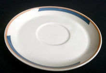 Lade das Bild in den Galerie-Viewer, ESPRESSO UNTERTASSE "York Cubic" - Porzellan, Abstrakt Geometrisches Balken Rechteck Geschwungene Streifen Motiv Dekor