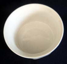 Lade das Bild in den Galerie-Viewer, SUPPENTASSE - Porzellan, 2facher Linien Rand Motiv Dekor