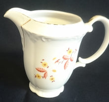Lade das Bild in den Galerie-Viewer, MILCHKÄNNCHEN "Orla" - Porzellan, Goldrand Flora Blumenblüten Pflanzen Blatt Blätter Motiv Dekor
