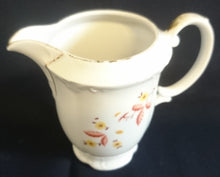 Lade das Bild in den Galerie-Viewer, MILCHKÄNNCHEN "Orla" - Porzellan, Goldrand Flora Blumenblüten Pflanzen Blatt Blätter Motiv Dekor