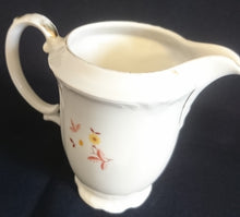 Lade das Bild in den Galerie-Viewer, MILCHKÄNNCHEN "Orla" - Porzellan, Goldrand Flora Blumenblüten Pflanzen Blatt Blätter Motiv Dekor