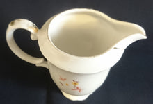 Lade das Bild in den Galerie-Viewer, MILCHKÄNNCHEN "Orla" - Porzellan, Goldrand Flora Blumenblüten Pflanzen Blatt Blätter Motiv Dekor