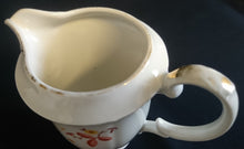 Lade das Bild in den Galerie-Viewer, MILCHKÄNNCHEN "Orla" - Porzellan, Goldrand Flora Blumenblüten Pflanzen Blatt Blätter Motiv Dekor