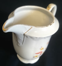 Lade das Bild in den Galerie-Viewer, MILCHKÄNNCHEN "Orla" - Porzellan, Goldrand Flora Blumenblüten Pflanzen Blatt Blätter Motiv Dekor