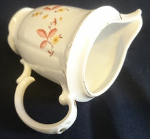 Lade das Bild in den Galerie-Viewer, MILCHKÄNNCHEN "Orla" - Porzellan, Goldrand Flora Blumenblüten Pflanzen Blatt Blätter Motiv Dekor
