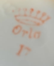 Lade das Bild in den Galerie-Viewer, MILCHKÄNNCHEN "Orla" - Porzellan, Goldrand Flora Blumenblüten Pflanzen Blatt Blätter Motiv Dekor