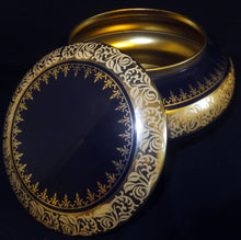 Lade das Bild in den Galerie-Viewer, LEBKUCHEN KEKSDOSE MIT DECKEL - Metall / Blech, Abstrakt Symmetrisches Flora Linien Rand Muster Motiv Dekor