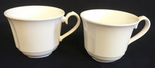 Lade das Bild in den Galerie-Viewer, 2er Set KAFFEETASSEN - Porzellan, Moderne Gastronomische Gewölbte Relief Form Motiv Dekor