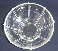 Lade das Bild in den Galerie-Viewer, DESSERTSCHALE - Hartglas, Senkrechte Linien Relief Motiv Dekor