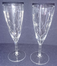 Lade das Bild in den Galerie-Viewer, SEKT GETRÄNKEGLAS - Kristallglas, Geschliffenes Linien Wellen Motiv Dekor