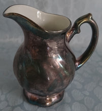 Lade das Bild in den Galerie-Viewer, 3er Set MILCHKÄNNCHEN & ZUCKERDOSE MIT DECKEL - Porzellan, Silber Patiniert Wellen Relief Motiv Dekor