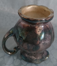 Lade das Bild in den Galerie-Viewer, 3er Set MILCHKÄNNCHEN & ZUCKERDOSE MIT DECKEL - Porzellan, Silber Patiniert Wellen Relief Motiv Dekor