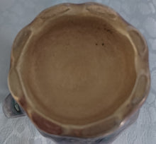 Lade das Bild in den Galerie-Viewer, 3er Set MILCHKÄNNCHEN & ZUCKERDOSE MIT DECKEL - Porzellan, Silber Patiniert Wellen Relief Motiv Dekor