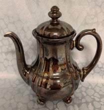 Lade das Bild in den Galerie-Viewer, MOCCA KAFFEEKANNE MIT DECKEL - Porzellan, Silber Patiniert Linien Streifen Relief Motiv Dekor