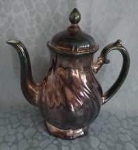 Lade das Bild in den Galerie-Viewer, 5er Set MOCCA KAFFEEKANNE MIT DECKEL & MILCHKÄNNCHEN & ZUCKERDOSE MIT DECKEL - Porzellan, Silber Patiniert Wellen Relief Motiv Dekor