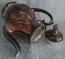 Lade das Bild in den Galerie-Viewer, 5er Set MOCCA KAFFEEKANNE MIT DECKEL & MILCHKÄNNCHEN & ZUCKERDOSE MIT DECKEL - Porzellan, Silber Patiniert Wellen Relief Motiv Dekor