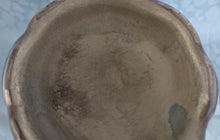 Lade das Bild in den Galerie-Viewer, MOCCA KAFFEEKANNE MIT DECKEL - Porzellan, Silber Patiniert Wellen Relief Motiv Dekor (BC)