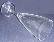 Lade das Bild in den Galerie-Viewer, 2er Set SEKT GETRÄNKEGLÄSER - Kristallglas, Geschliffenes Linien Wellen Motiv Dekor