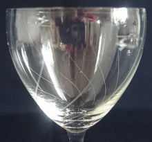 Lade das Bild in den Galerie-Viewer, 2er Set WEIN GETRÄNKEGLÄSER - Kristallglas, Geschliffenes Linien Wellen Motiv Dekor