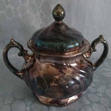 Lade das Bild in den Galerie-Viewer, 3er Set MILCHKÄNNCHEN & ZUCKERDOSE MIT DECKEL - Porzellan, Silber Patiniert Wellen Relief Motiv Dekor