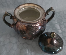 Lade das Bild in den Galerie-Viewer, 5er Set MOCCA KAFFEEKANNE MIT DECKEL & MILCHKÄNNCHEN & ZUCKERDOSE MIT DECKEL - Porzellan, Silber Patiniert Wellen Relief Motiv Dekor