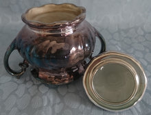 Lade das Bild in den Galerie-Viewer, 3er Set MILCHKÄNNCHEN & ZUCKERDOSE MIT DECKEL - Porzellan, Silber Patiniert Wellen Relief Motiv Dekor