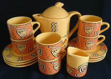 Lade das Bild in den Galerie-Viewer, KAFFEEKANNE MIT DECKEL "Pasiega" - Keramik / Steingut, Abstrakt Geometrische Zeichen Spirale Linien Motiv Dekor (nBC)