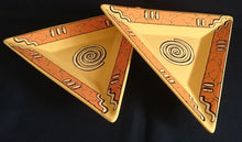 Lade das Bild in den Galerie-Viewer, 2er Set SNACKSCHALEN "Pasiega" - Keramik / Steingut, Abstrakt Geometrische Zeichen Spirale Linien Motiv Dekor