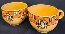 Lade das Bild in den Galerie-Viewer, 2er Set SUPPENTASSEN "Pasiega" - Keramik / Steingut, Abstrakt Geometrische Zeichen Spirale Linien Motiv Dekor