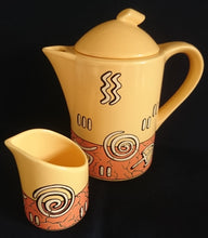 Lade das Bild in den Galerie-Viewer, KAFFEEKANNE MIT DECKEL "Pasiega" - Keramik / Steingut, Abstrakt Geometrische Zeichen Spirale Linien Motiv Dekor (nBC)