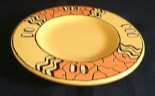 Lade das Bild in den Galerie-Viewer, ESPRESSO UNTERTASSE "Pasiega" - Keramik / Steingut, Abstrakt Geometrische Zeichen Spirale Linien Motiv Dekor (nBC)