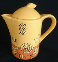 Lade das Bild in den Galerie-Viewer, 3er Set KAFFEEKANNE MIT DECKEL & MILCHKÄNNCHEN "Pasiega" - Keramik / Steingut, Abstrakt Geometrische Zeichen Spirale Linien Motiv Dekor