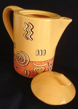 Lade das Bild in den Galerie-Viewer, KAFFEEKANNE MIT DECKEL "Pasiega" - Keramik / Steingut, Abstrakt Geometrische Zeichen Spirale Linien Motiv Dekor (nBC)