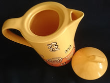 Lade das Bild in den Galerie-Viewer, 3er Set KAFFEEKANNE MIT DECKEL & MILCHKÄNNCHEN "Pasiega" - Keramik / Steingut, Abstrakt Geometrische Zeichen Spirale Linien Motiv Dekor