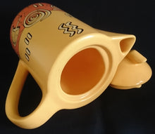 Lade das Bild in den Galerie-Viewer, KAFFEEKANNE MIT DECKEL "Pasiega" - Keramik / Steingut, Abstrakt Geometrische Zeichen Spirale Linien Motiv Dekor (nBC)