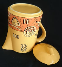 Lade das Bild in den Galerie-Viewer, KAFFEEKANNE MIT DECKEL "Pasiega" - Keramik / Steingut, Abstrakt Geometrische Zeichen Spirale Linien Motiv Dekor (nBC)