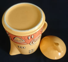 Lade das Bild in den Galerie-Viewer, KAFFEEKANNE MIT DECKEL "Pasiega" - Keramik / Steingut, Abstrakt Geometrische Zeichen Spirale Linien Motiv Dekor (nBC)