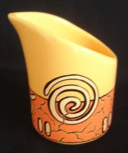 Lade das Bild in den Galerie-Viewer, 3er Set KAFFEEKANNE MIT DECKEL & MILCHKÄNNCHEN "Pasiega" - Keramik / Steingut, Abstrakt Geometrische Zeichen Spirale Linien Motiv Dekor