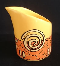 Lade das Bild in den Galerie-Viewer, MILCHKÄNNCHEN "Pasiega" - Keramik / Steingut, Abstrakt Geometrische Zeichen Spirale Linien Motiv Dekor (nBC)
