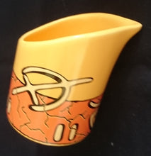 Lade das Bild in den Galerie-Viewer, 3er Set KAFFEEKANNE MIT DECKEL & MILCHKÄNNCHEN "Pasiega" - Keramik / Steingut, Abstrakt Geometrische Zeichen Spirale Linien Motiv Dekor