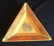 Lade das Bild in den Galerie-Viewer, SNACKSCHALE "Pasiega" - Keramik / Steingut, Abstrakt Geometrische Zeichen Spirale Linien Motiv Dekor (BC)