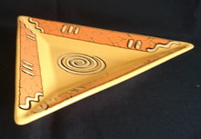 Lade das Bild in den Galerie-Viewer, 2er Set SNACKSCHALEN "Pasiega" - Keramik / Steingut, Abstrakt Geometrische Zeichen Spirale Linien Motiv Dekor