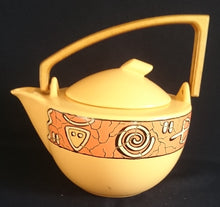 Lade das Bild in den Galerie-Viewer, TEEKANNE MIT DECKEL "Pasiega" - Keramik / Steingut & Holz, Abstrakt Geometrische Gezackte Linien Motiv Dekor (BC)